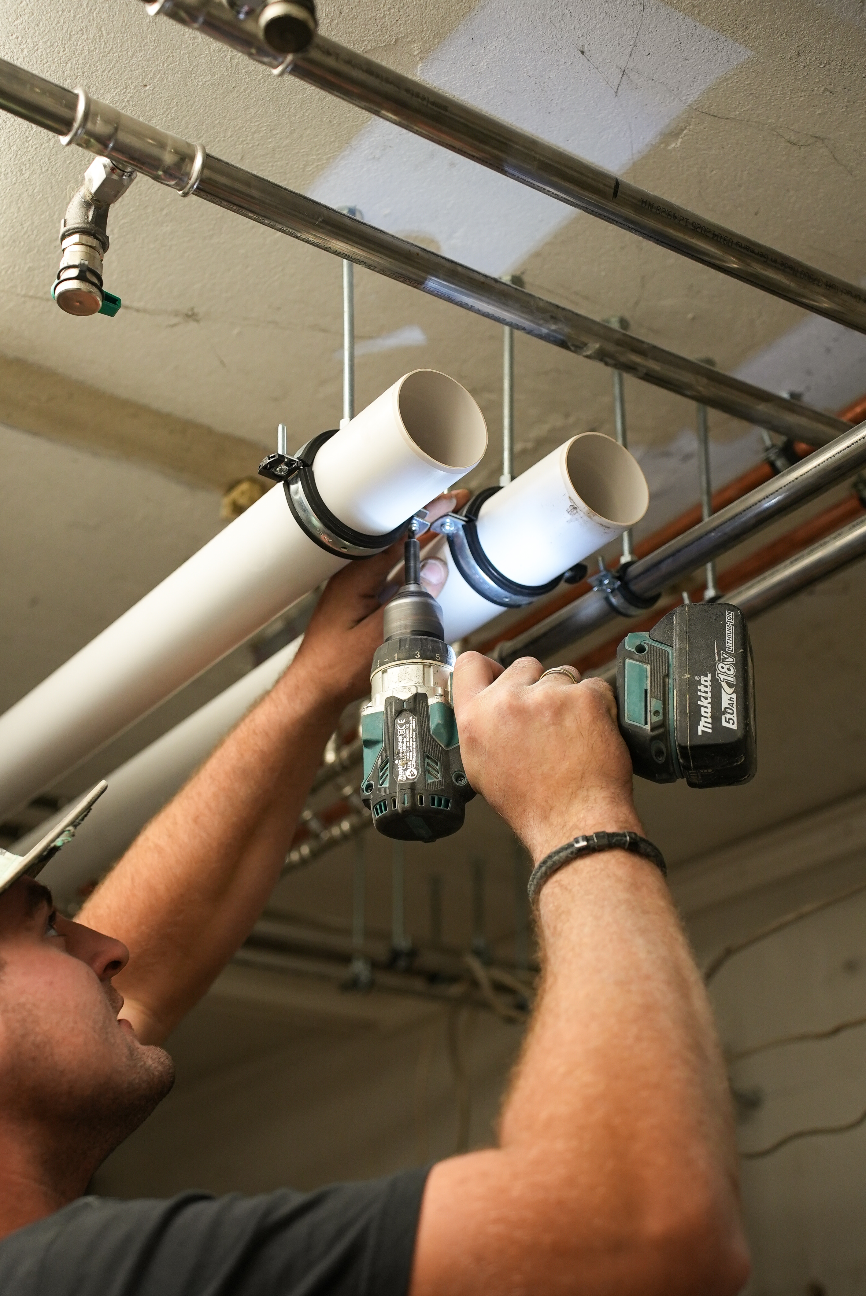 Person installiert rohre