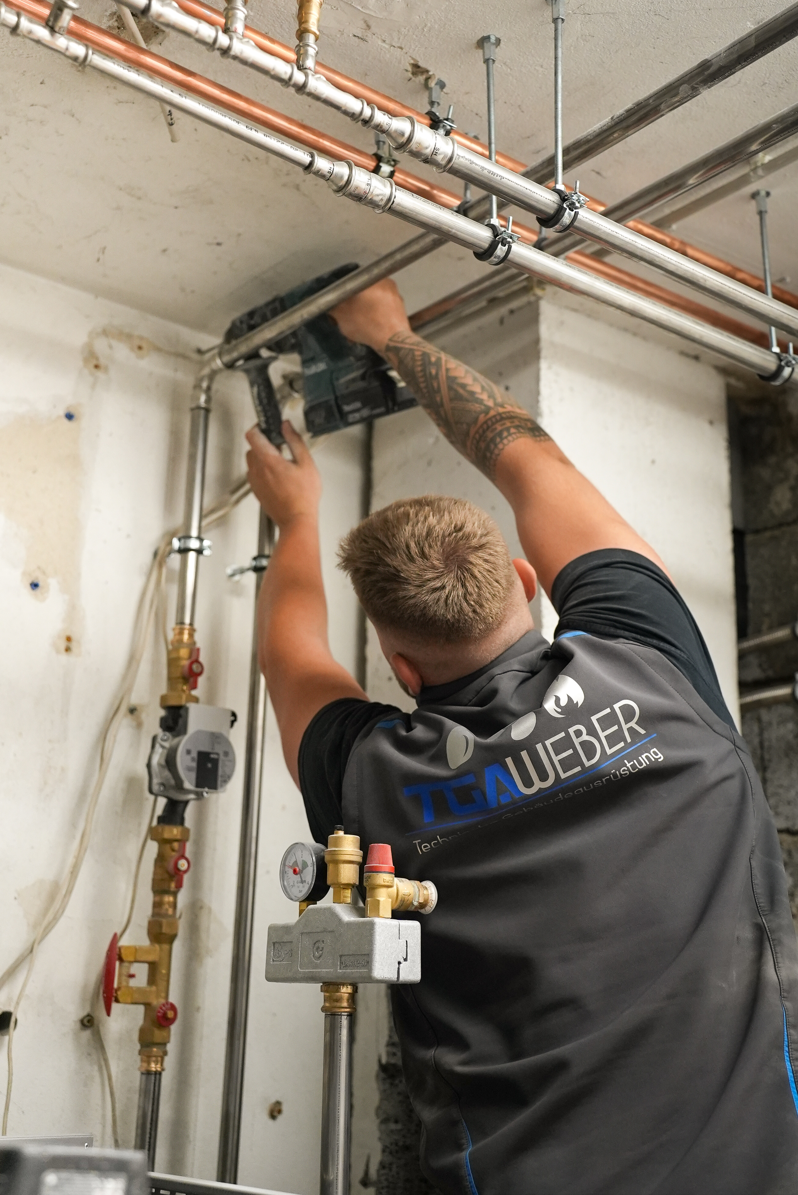 Person installiert rohre
