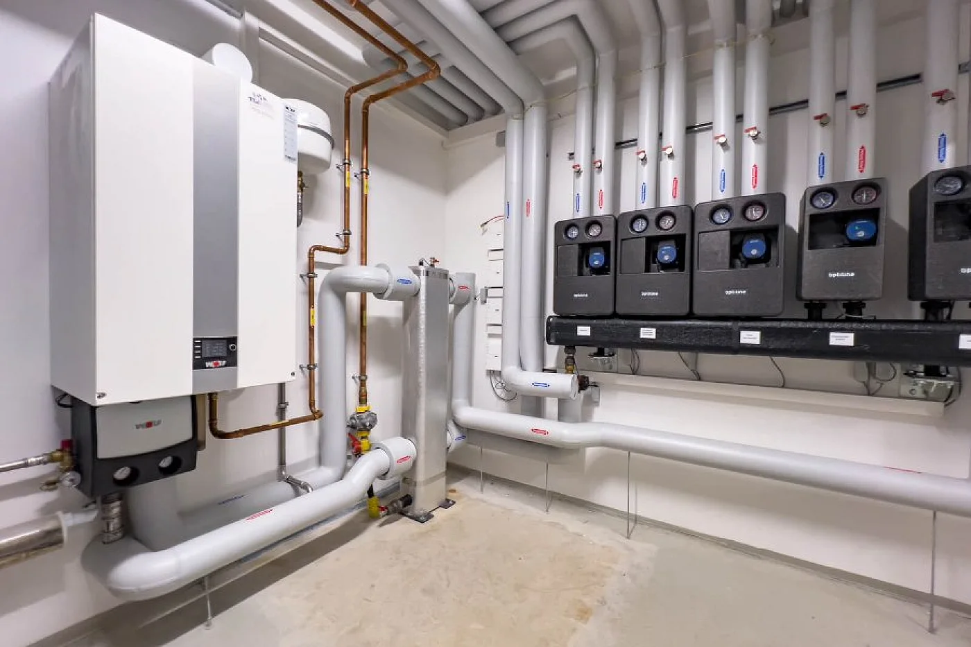 Heizzentrale im Dorfgemeinschaftshaus Kumreut mit Speicher, Pumpengruppen und neuer Verrohrung
