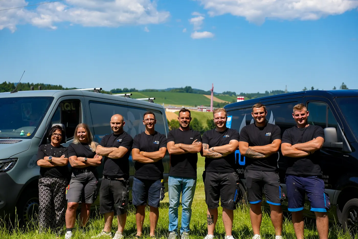 Das Team von TGA Weber vor den Firmenbussen auf einer Wiese bei Röhrnbach