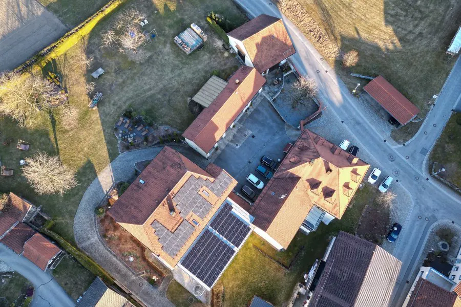 Luftaufnahme der Dachflächen mit Photovoltaikmodulen in Außernbrünst
