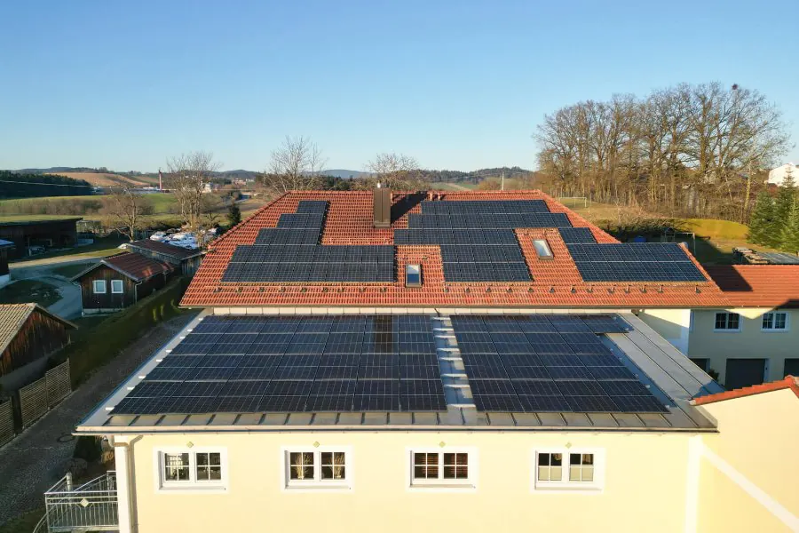 Photovoltaikmodule auf dem Hauptdach des Hotels in Außernbrünst