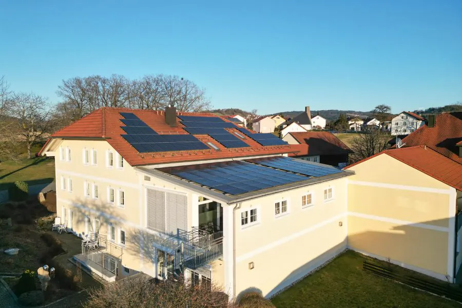 Gasthof mit Photovoltaikanlage auf dem Dach