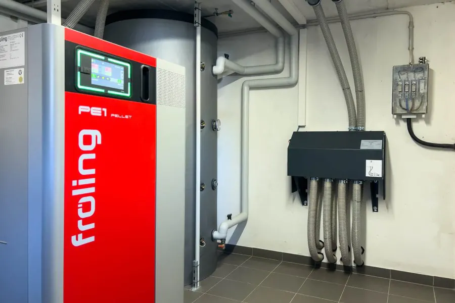 Pelletkessel und Pumpengruppen im Heizraum in Neureichenau