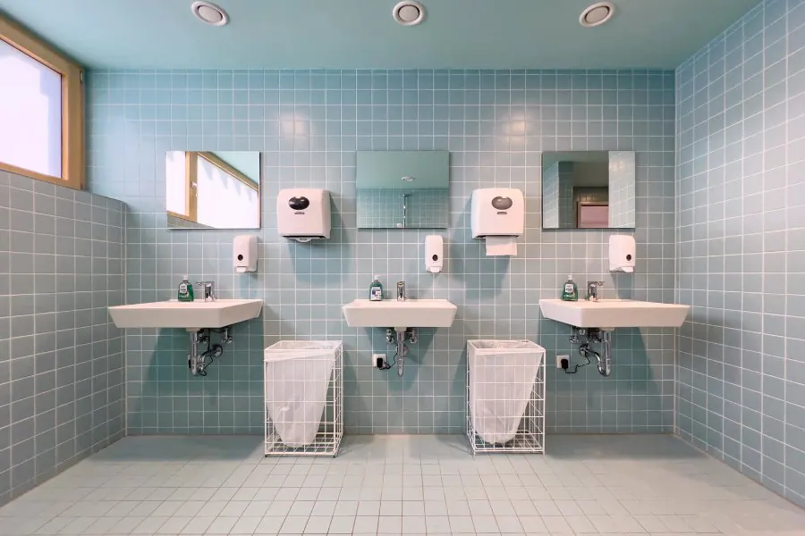 Waschtische mit Spiegeln im Sanitärbereich in Kumreut
