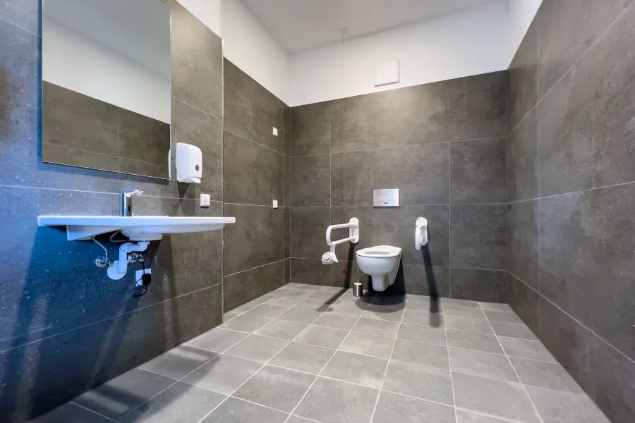 Barrierefreies WC mit Stützgriffen im Dorfgemeinschaftshaus Kumreut