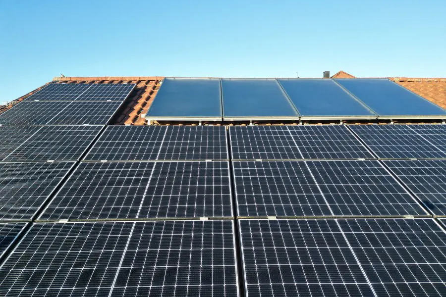 Nahaufnahme der Solarkollektoren am Dachfirst in Außernbrünst
