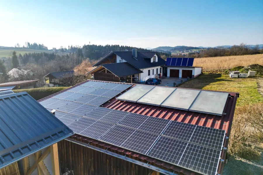 Solarkollektoren und Photovoltaikmodule auf einem Nebengebäude in Außernbrünst
