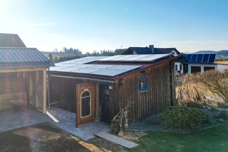 Holzhaus mit Solaranlage auf dem Dach in Außernbrünst