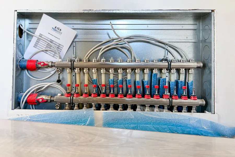 Verteiler der Fußbodenheizung im Neubau in Grafenau