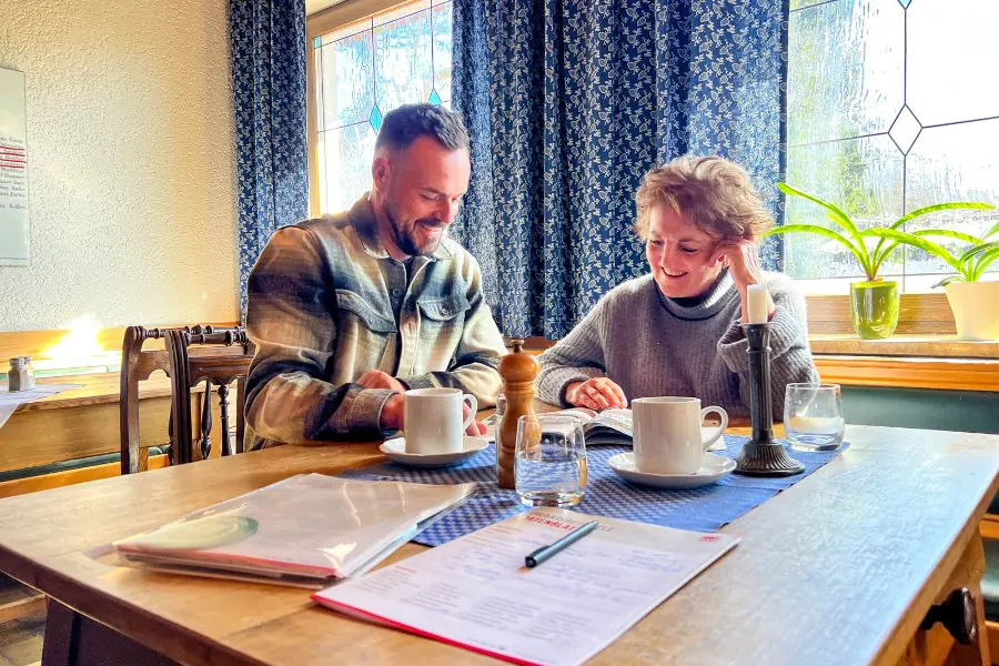 Beratungsgespräch zur neuen Heizung am Tisch im Gästehaus in Mauth