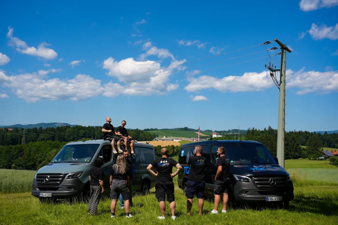 Das Team von TGA Weber gut gelaunt auf und vor den Firmenbussen bei Röhrnbach